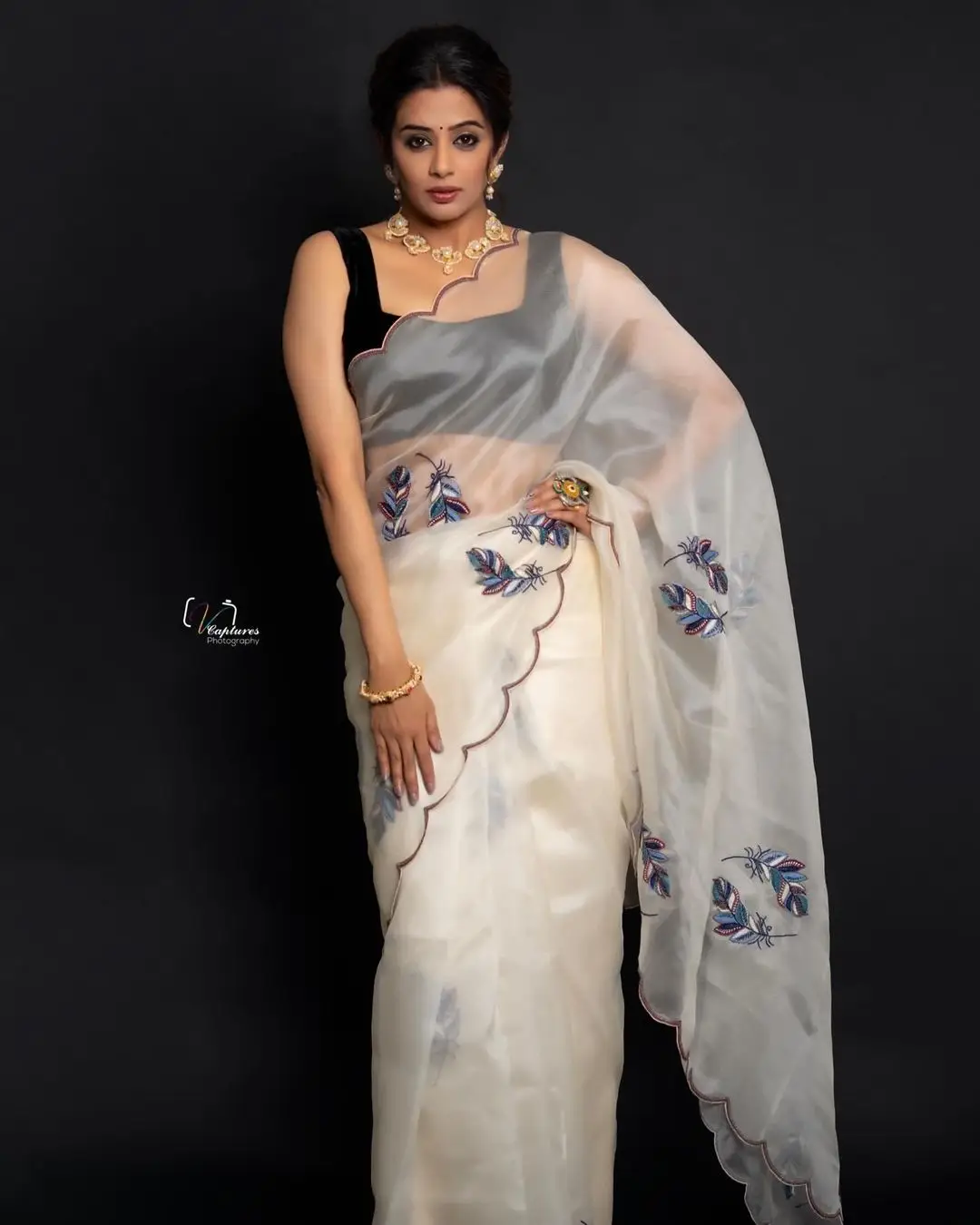 TELUGU TV ACTRESS PRIYAMANI IN WHITE SAREE SLEEVELESS BLACK BLOUSE 7